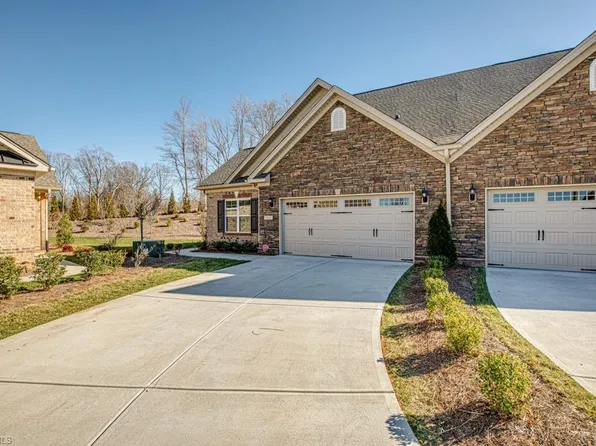 2914 York Place Dr, Walkertown, NC 27051