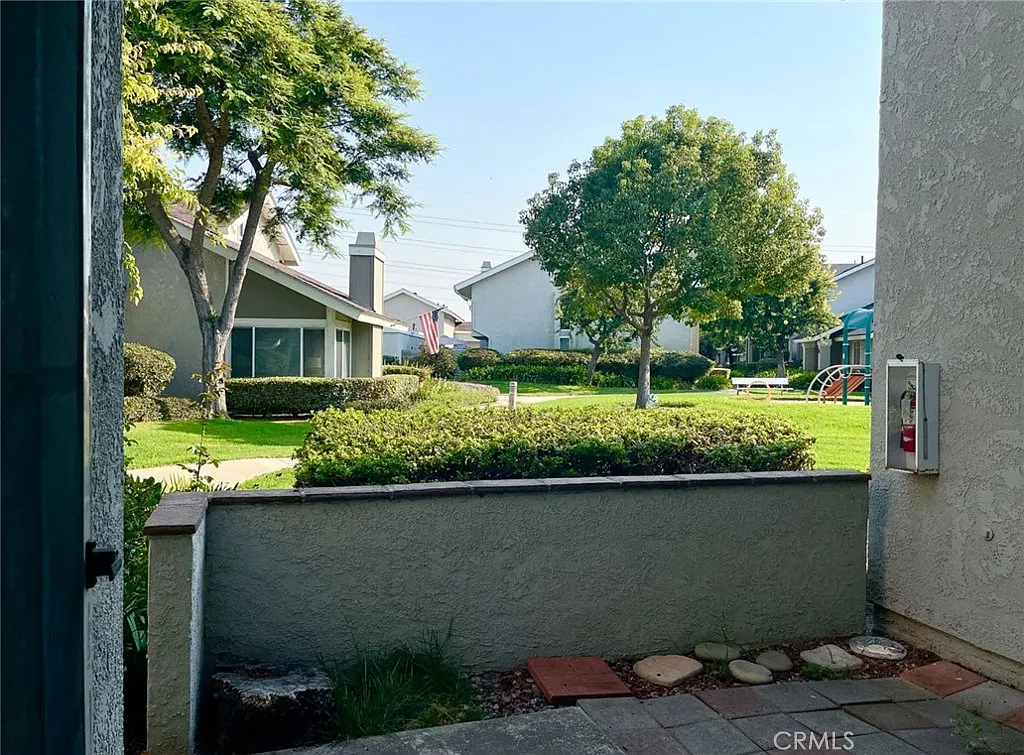 2 bed, 2.5 bath, 1068 sqft, $3,700 — Photo 2