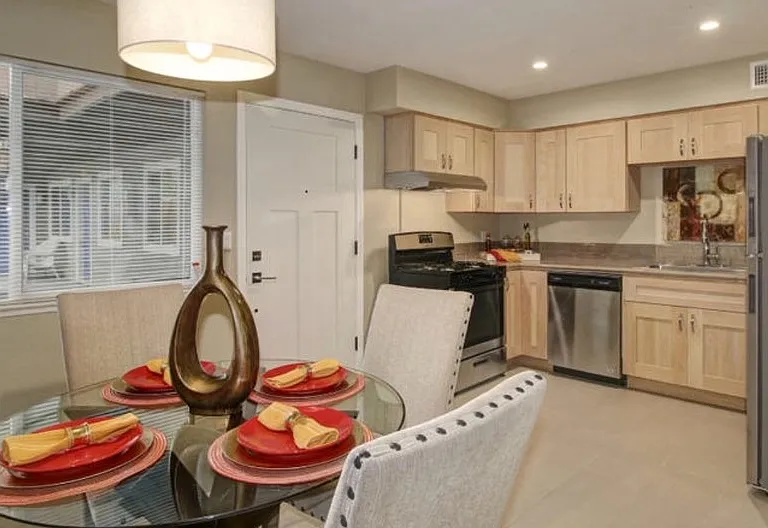 324 E Magnolia St #7 — Photo 2