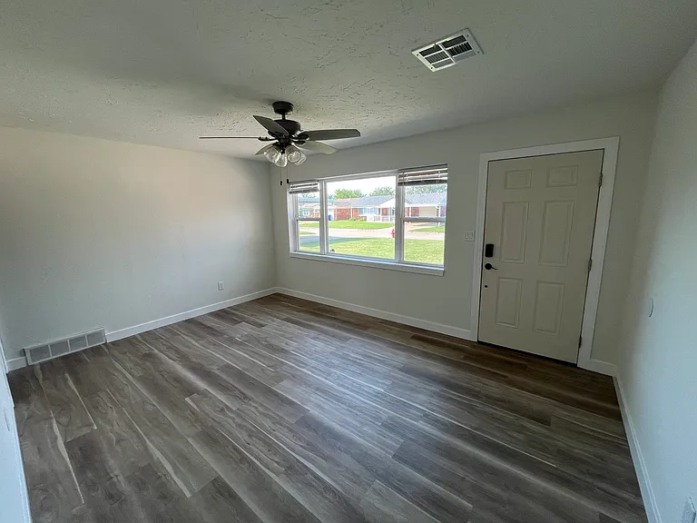 137 W Rose Dr — Photo 3