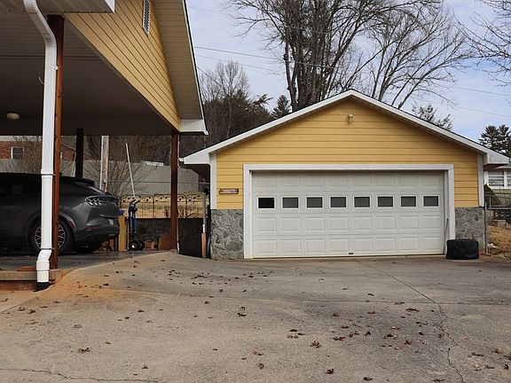 3rd image of 1020 Cat Creek Rd