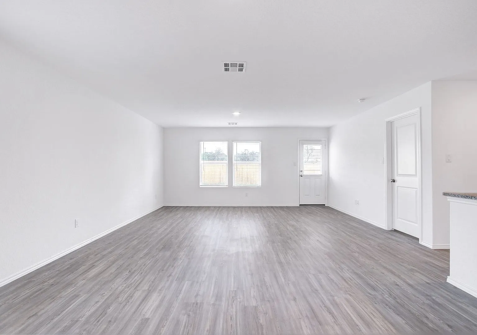 Modern 4-Bedroom Home with Prime Location and Efficient Features — Photo 2