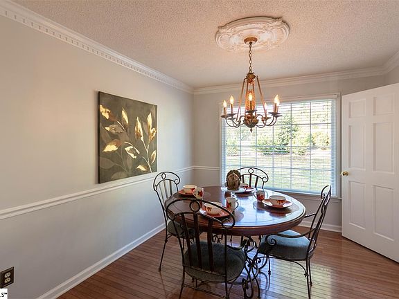 4th image of 304 Cottonwood Ct