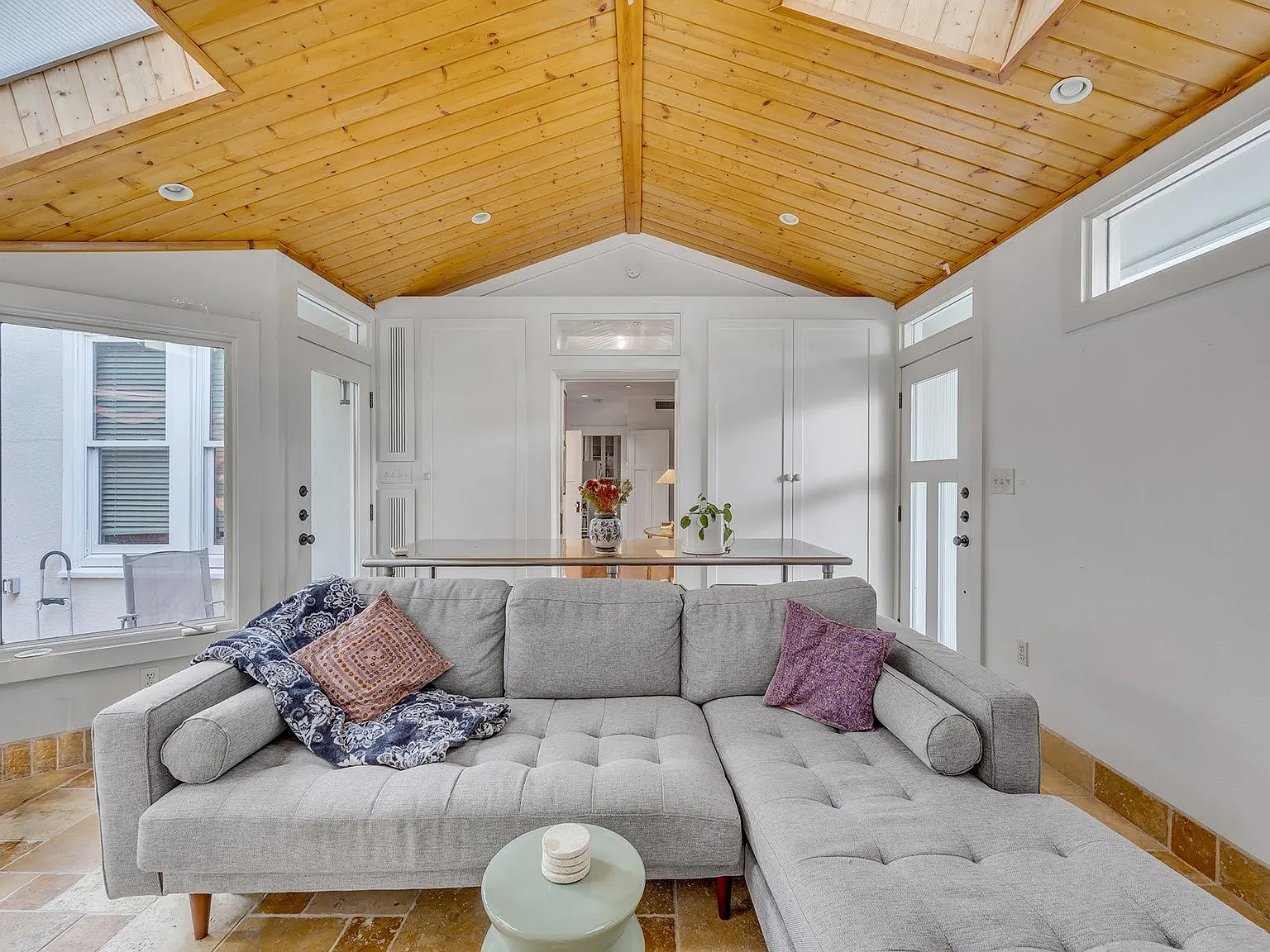 3 bed, 2.0 bath, 1985 sqft, $4,000 — Photo 3