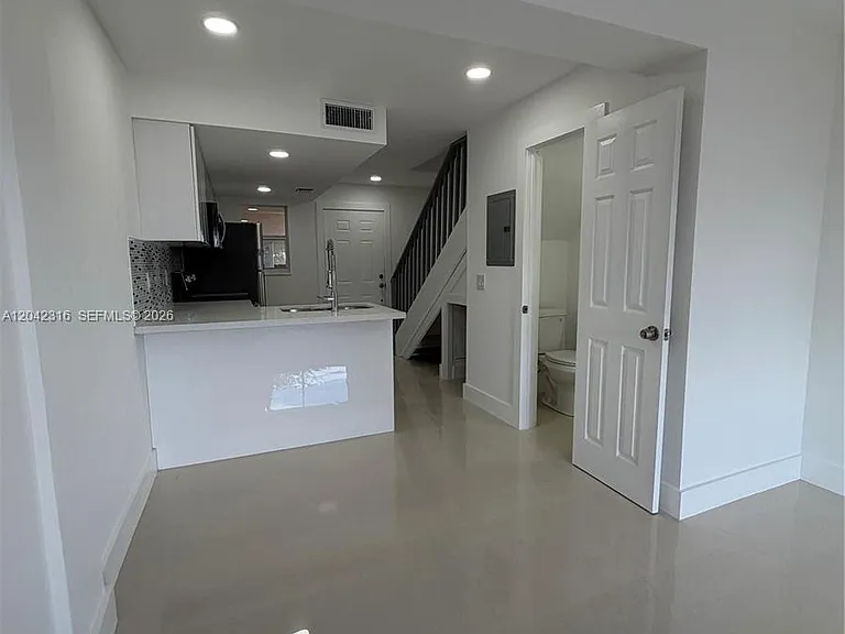 1551 W Okeechobee Rd #9 — Photo 4