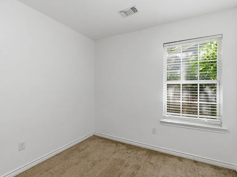 521 E Sears St — Photo 8