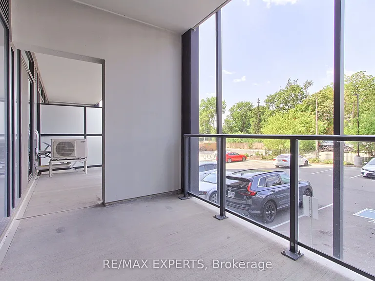 741 King St W #103 — Photo 32