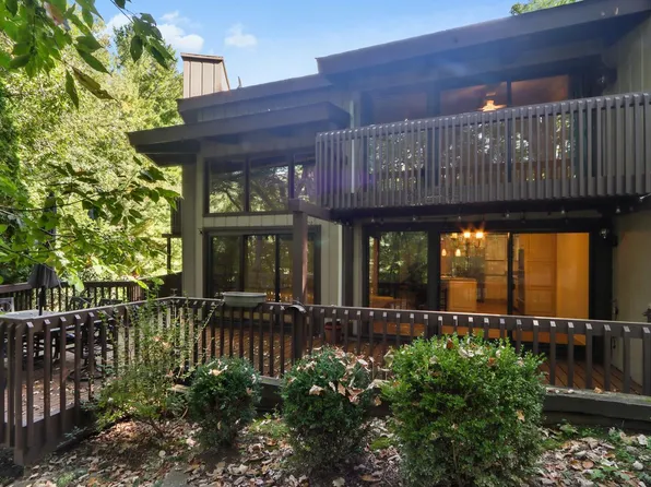 840 Woodland COURT #EE-1, Fontana, WI 53125