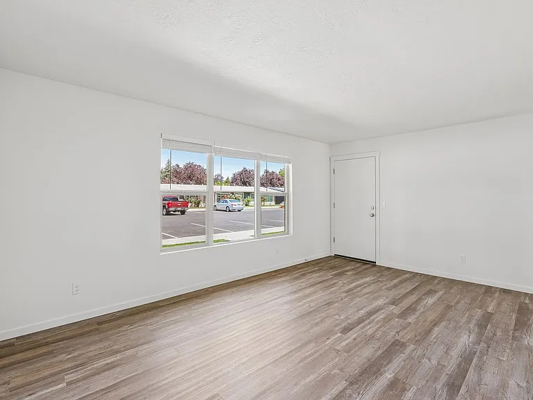 Midland Apartments — Photo 23