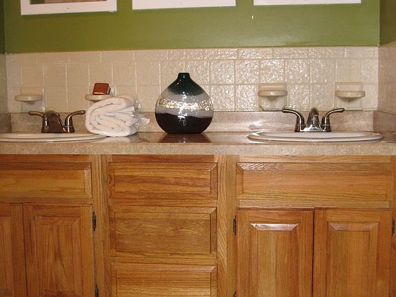 Spacious Bath w/ 2 Sinks