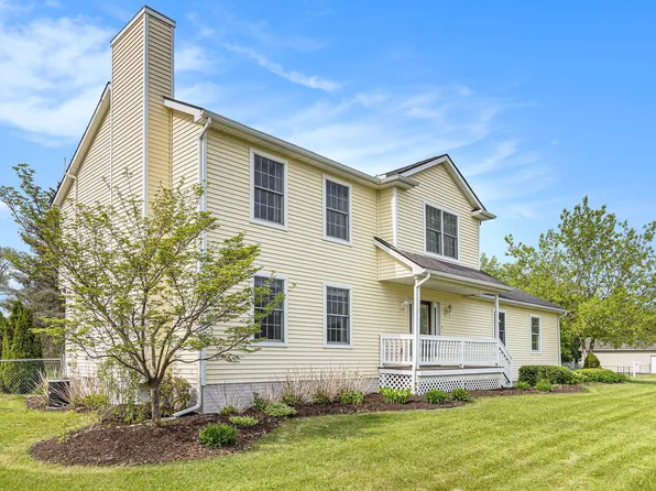 91 Mower Rd, Pinckney, MI 48169