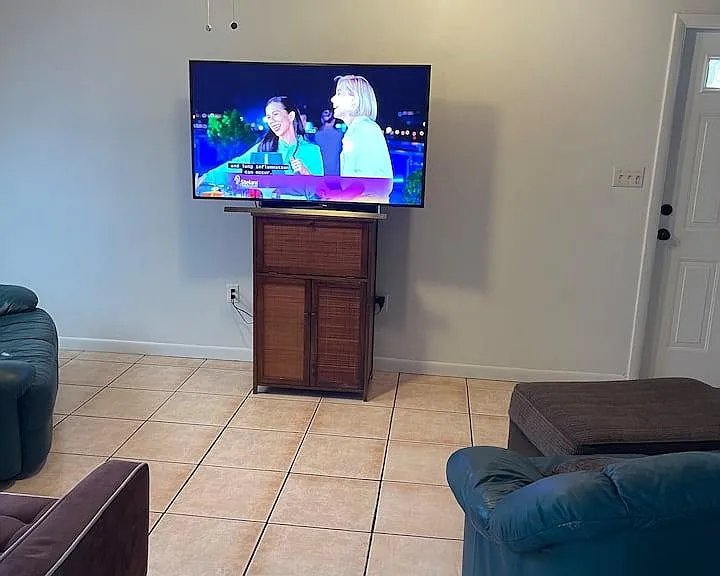 Florida Room with Smart TV -wifi/internet