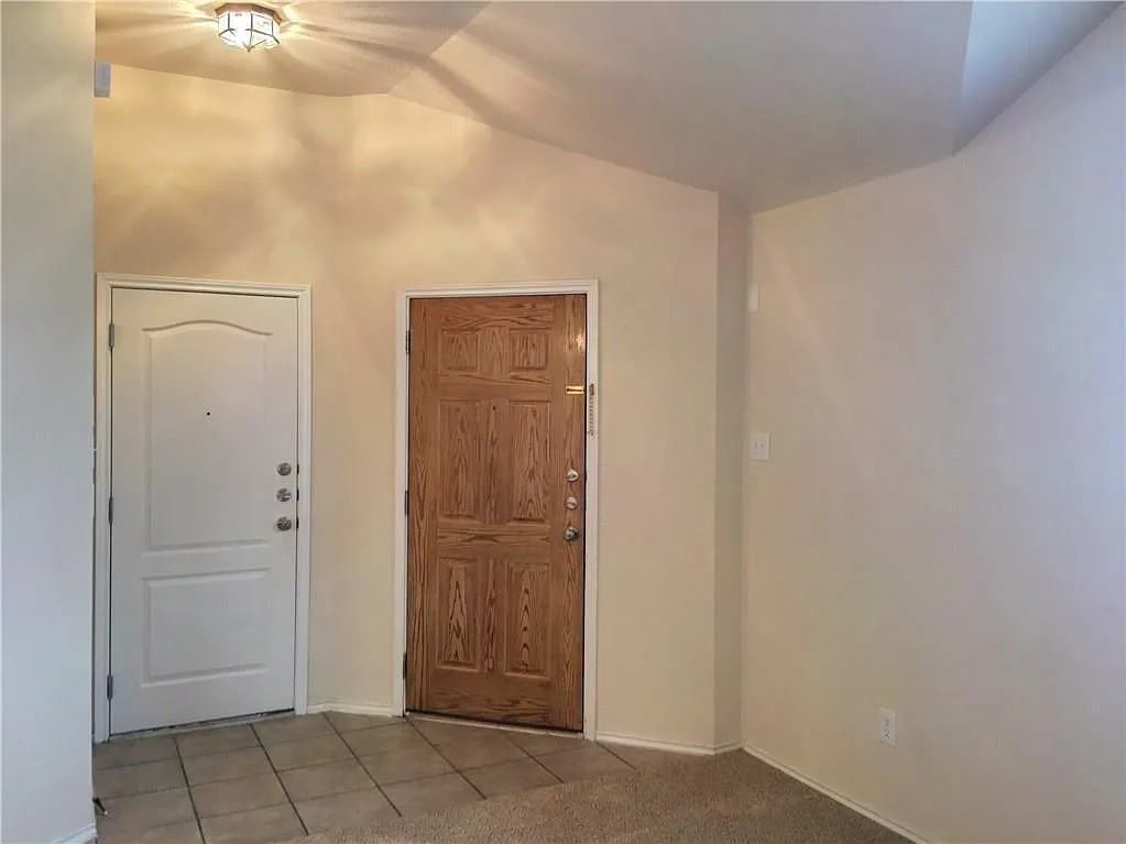 4 bed, 2.0 bath, 1917 sqft, $2,195 — Photo 2