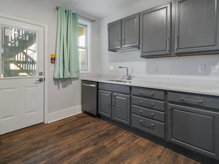 404 University Ave — Photo 12