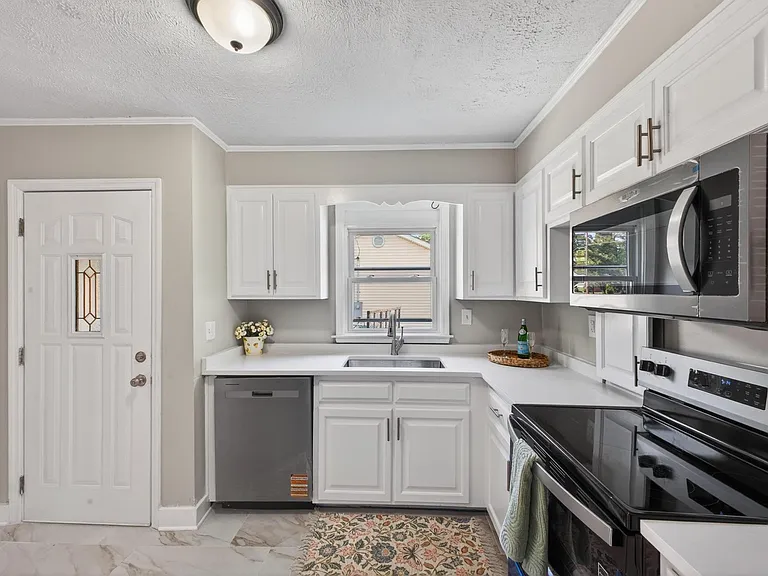 450 Williamsburg St — Photo 16