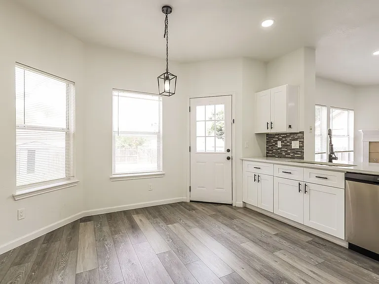 4604 Summit Hill Dr — Photo 5