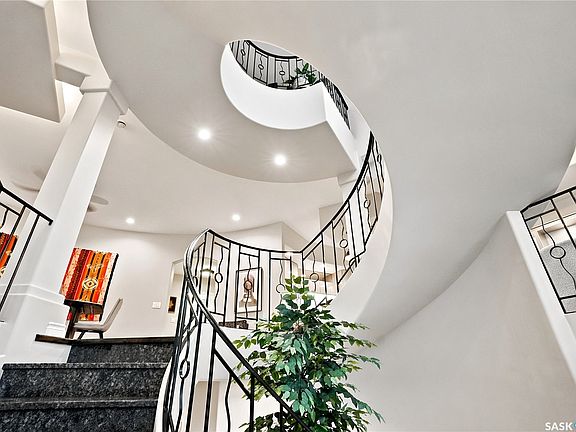 3rd image of 306 Saskatchewan Crescent E