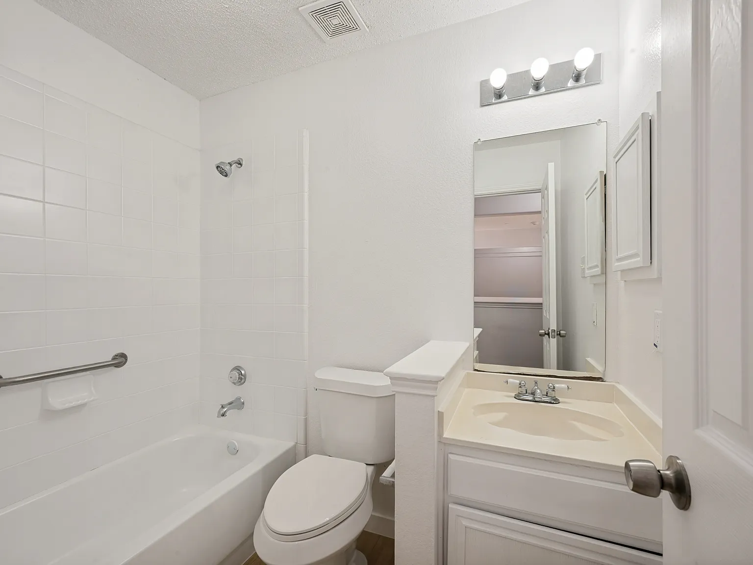7 bed, 3914 sqft, $4,300 — Photo 2