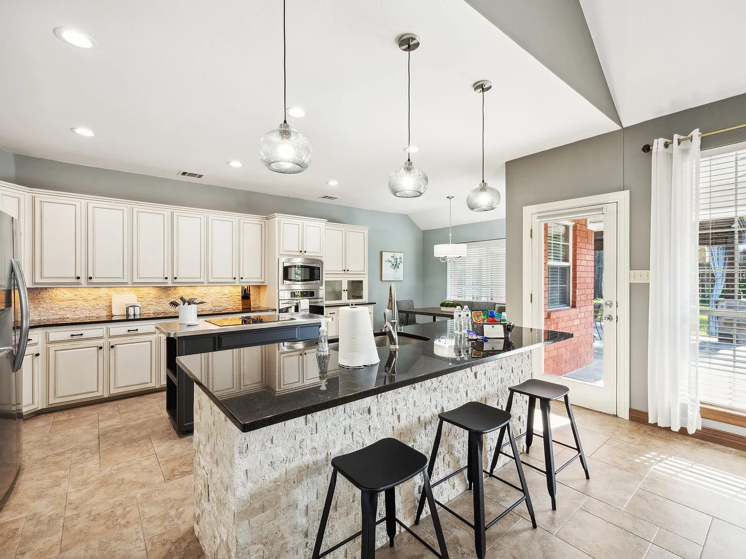 4 bed, 2.5 bath, 2876 sqft, $9,396 — Photo 4