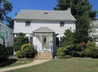 87 Allenwood Rd, Great Neck, NY 11023