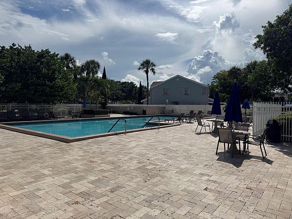 5th image of 1111 SW 111th Way