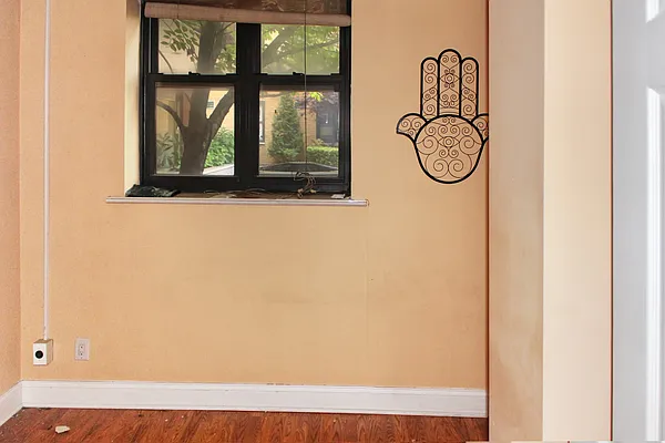 Sold by Thomas Lipovetsky, LREB | media 11