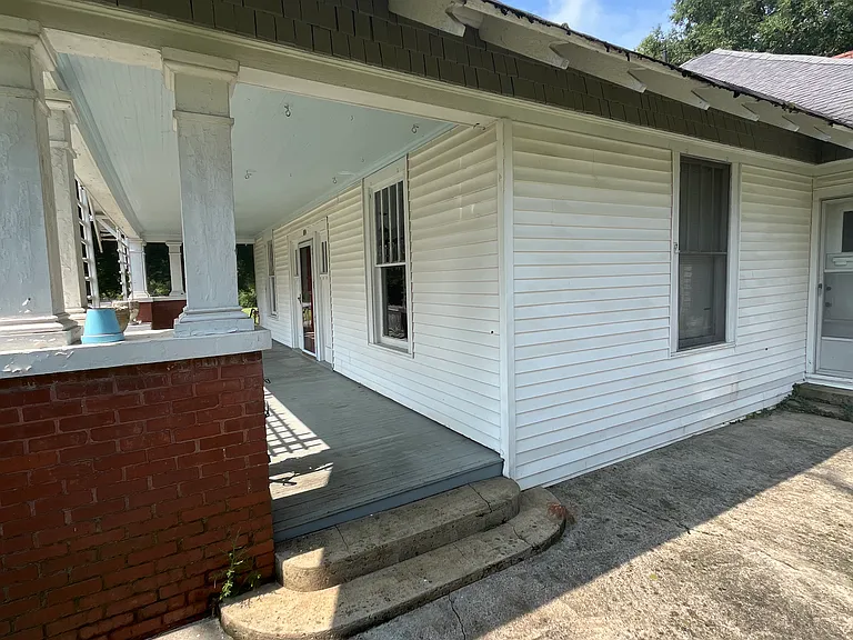 302 College St S — Photo 2
