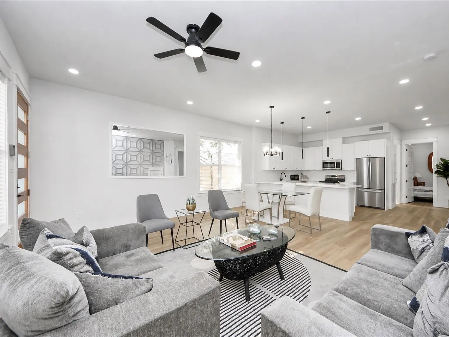 2 bed, 2.5 bath, 2736 sqft, $2,300 — Photo 3