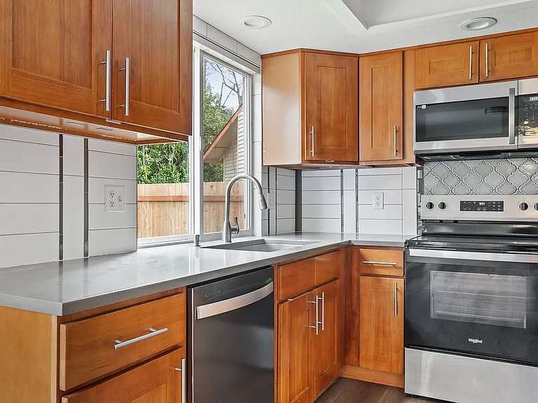 5909 Glenwood Ave — Photo 10