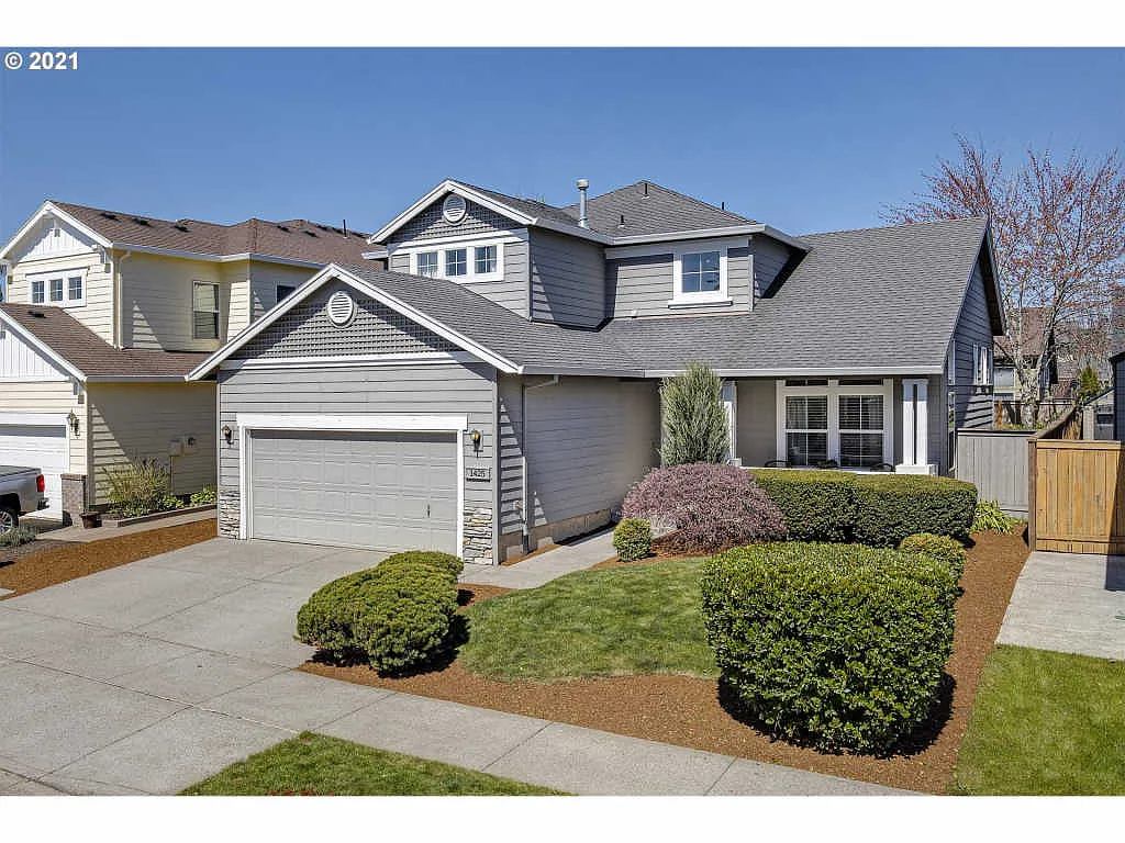 1425 NE Evening Star Dr photo 1