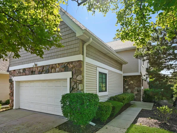 2571 Essex Dr, Northbrook, IL 60062