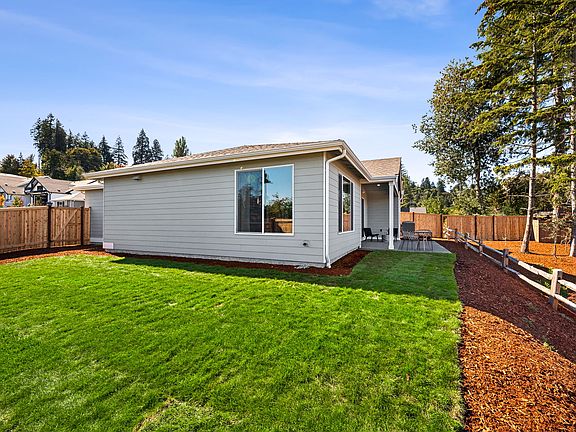 Big grassy side yard, fenced for your enjoyment