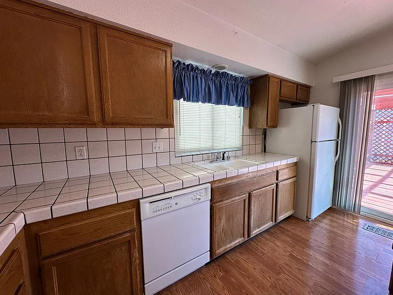 1213 Lawton Ct — Photo 10