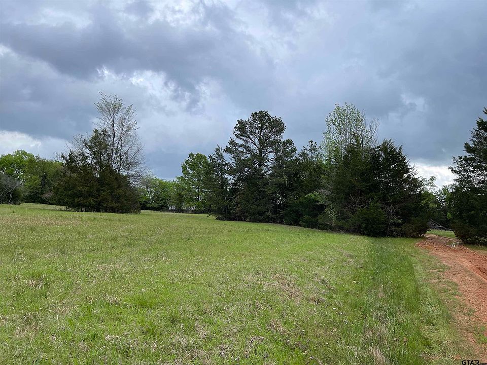 2nd image of 19 Hunters Hollow Dr
