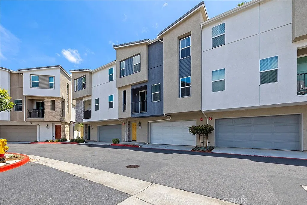 3 bed, 2.5 bath, 1455 sqft, $3,995 — Photo 2