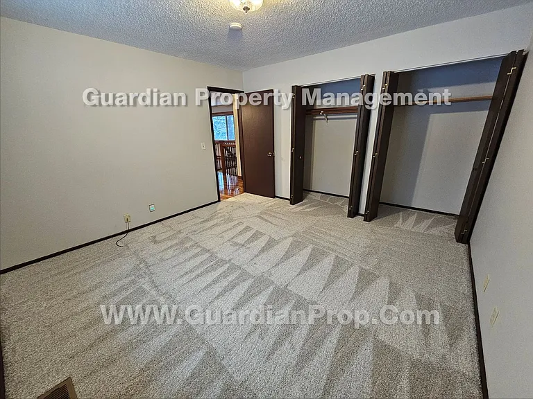 3335 Urbandale Ln N — Photo 11