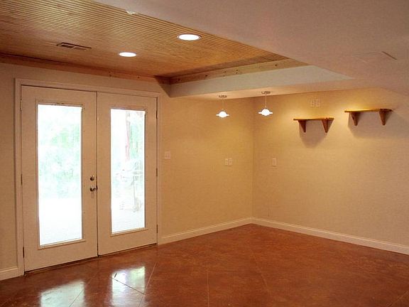 walkout basemt/dining area