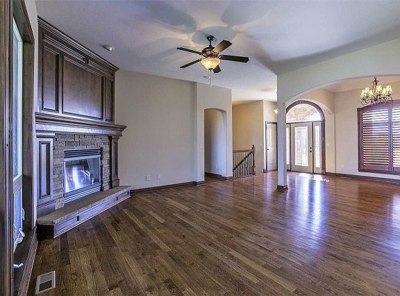 4th image of 904 E Woodstone Dr