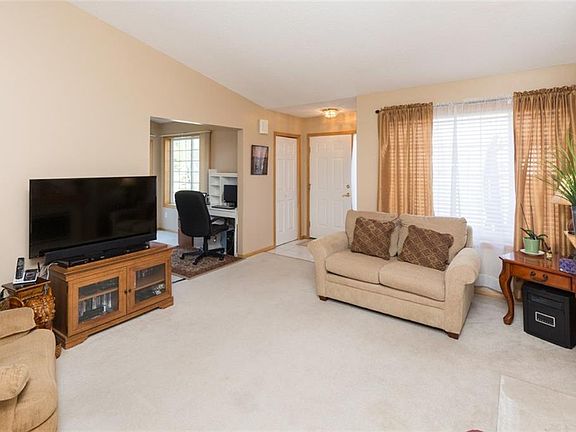 5th image of 220 NW Georgetown Blvd Unit 6