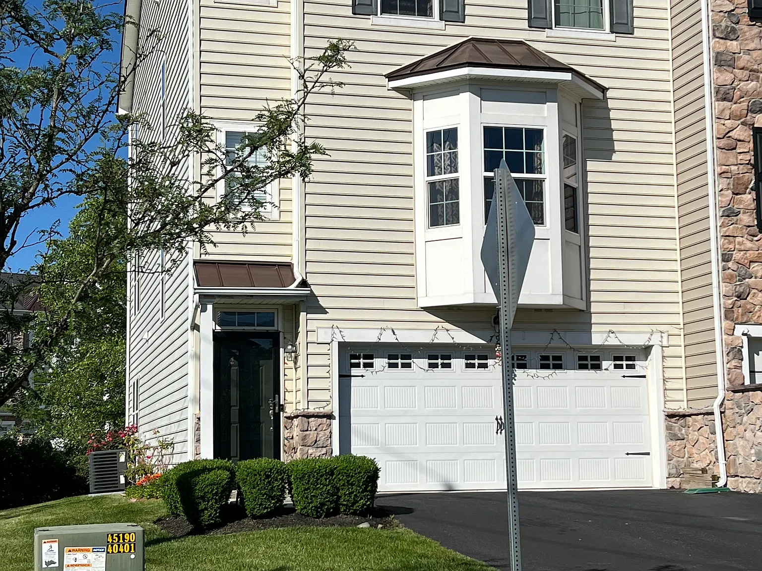 3 bed, 2.5 bath, 2875 sqft, $2,900 — Photo 2
