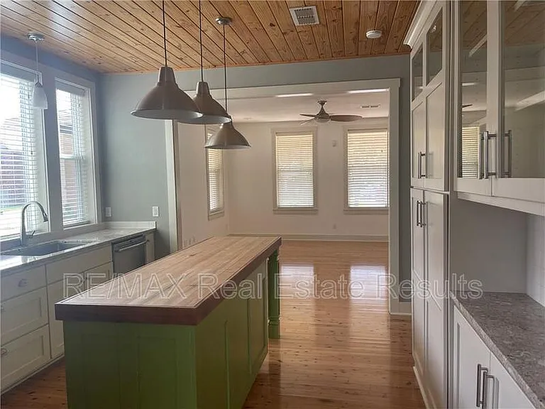 103 SE G Ct — Photo 11