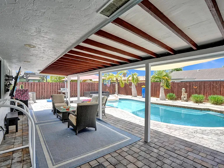 10501 NW 20th Ct — Photo 10