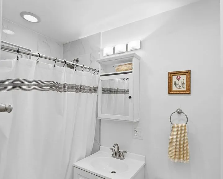 2642 N Marshfield Ave — Photo 53