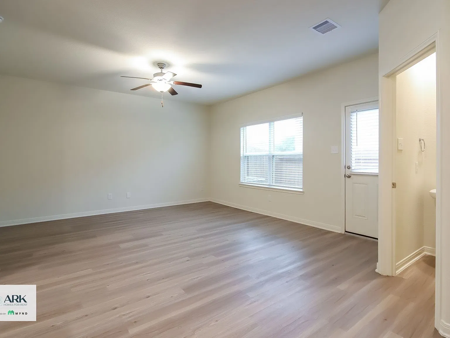 4 bed, 2.5 bath, 1727 sqft, $1,815 — Photo 2