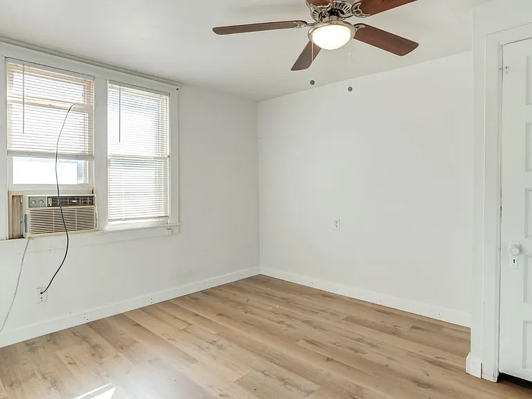 807 W 5th St — Photo 19