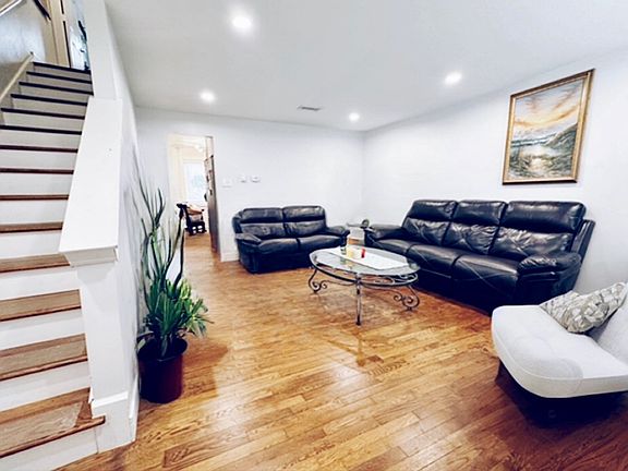 3rd image of 1S227 Dillon Ln
