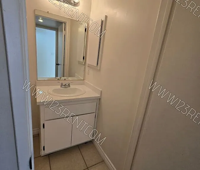 9817 N Loop Blvd #B — Photo 6
