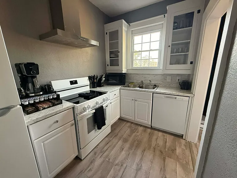 104 W Franklin St — Photo 6