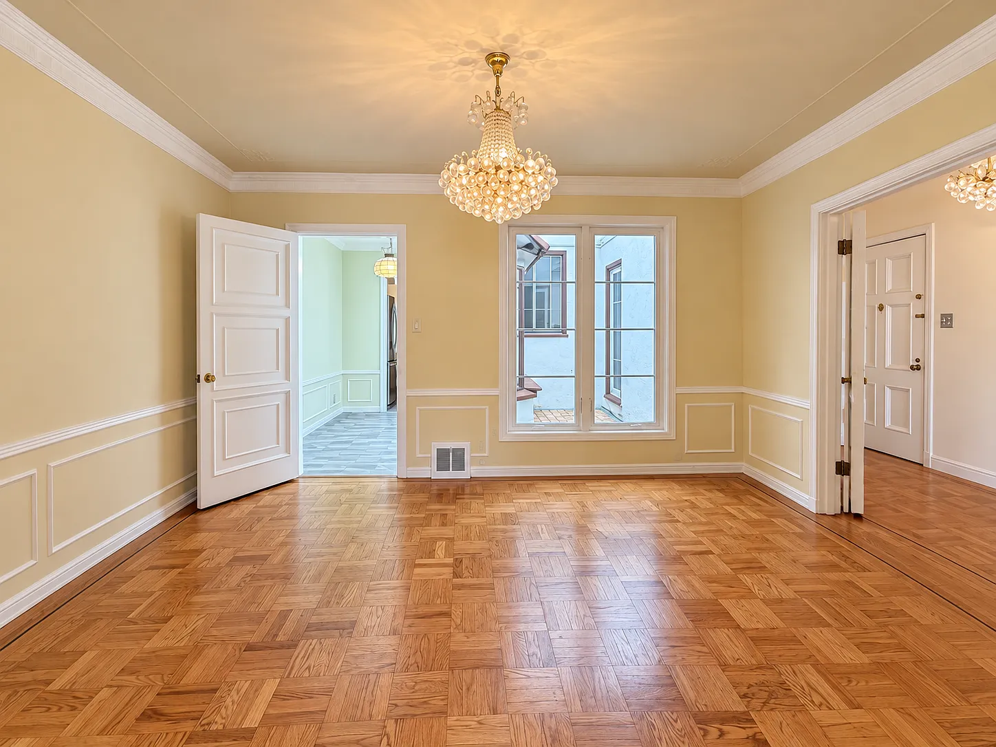 Spacious 5BR Marina Home with Garage, Yard & 3,000 Sq. Ft. — Photo 3