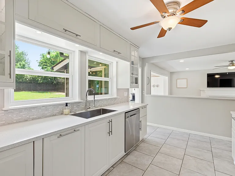 215 Varsity Cir — Photo 14